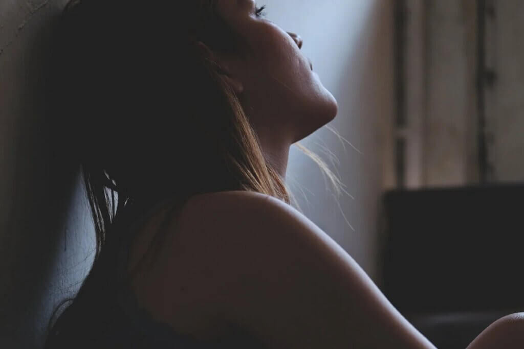 Jovem enfrentando vício