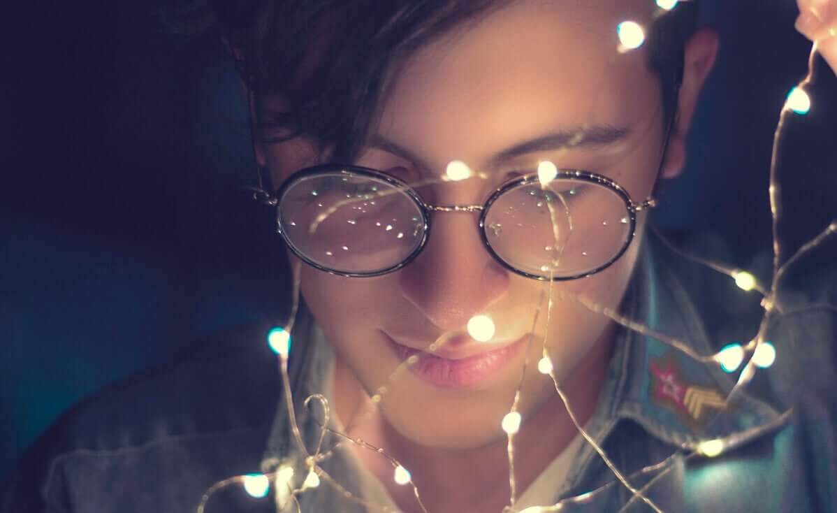 Jovem com óculos e luzes