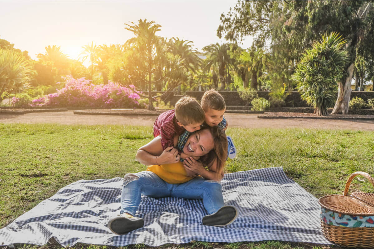 Mãe com seus filhos em parque