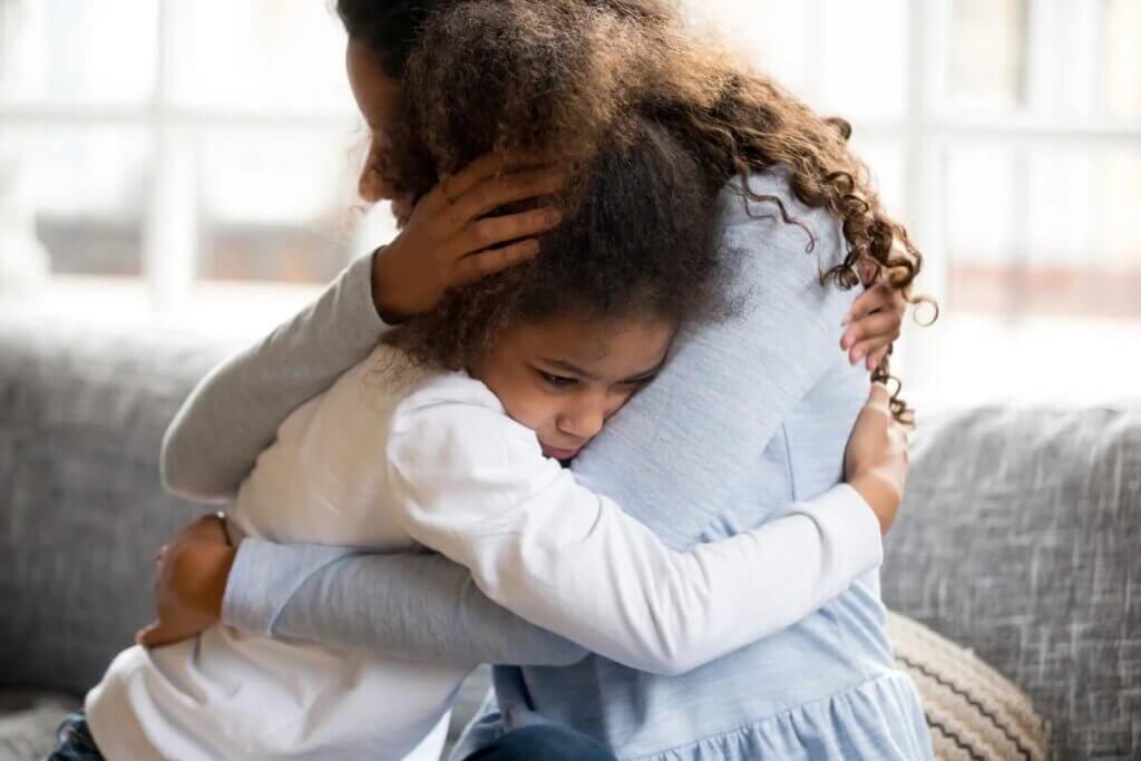 Mãe e filha se abraçando