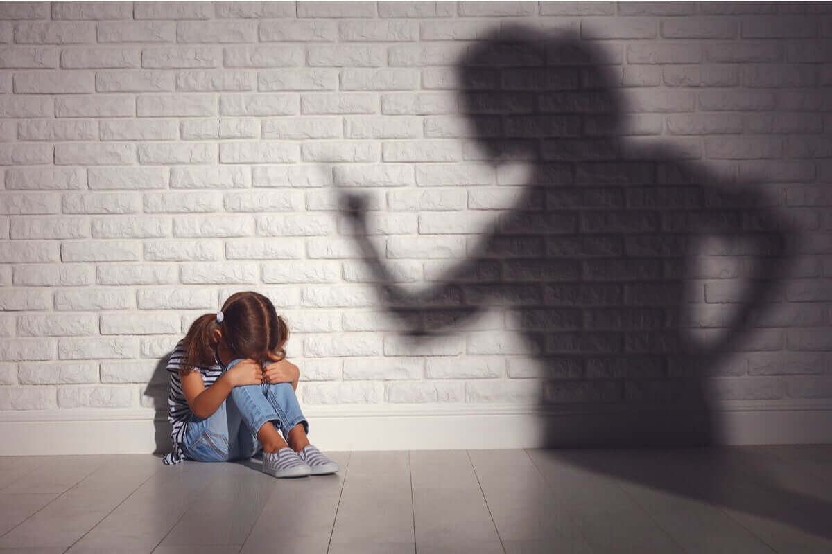 Mãe brigando com a filha