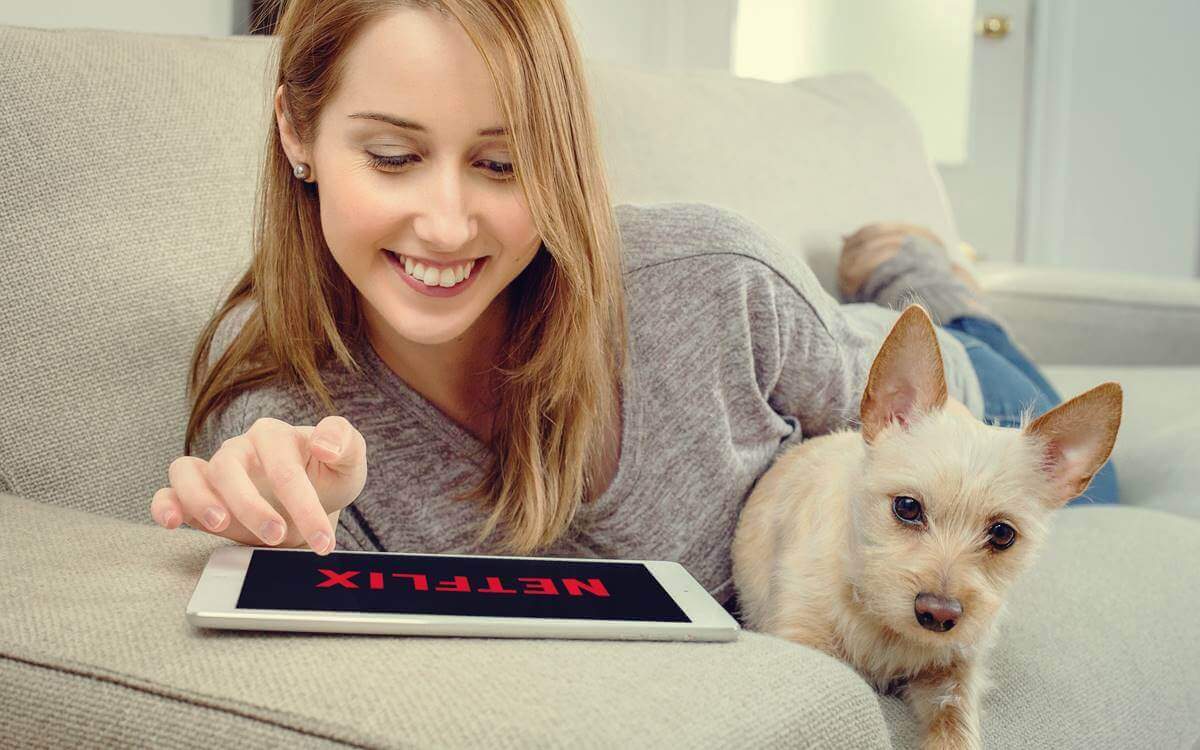 Adolescente vendo Netflix