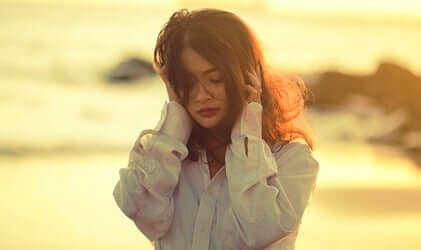 Mulher tentando lidar com o estresse