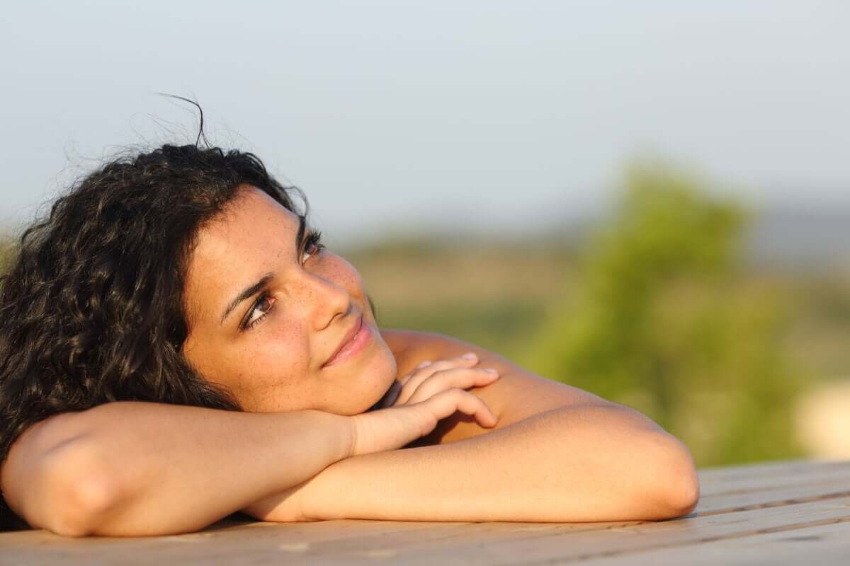 Mulher feliz e pensativa