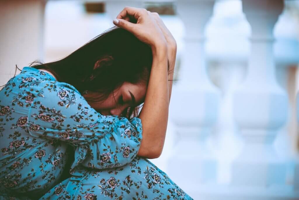 Mulher inundada pelas emoções