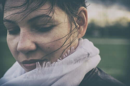 Mulher ao vento de cachecol