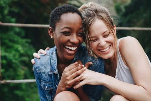 Amigas rindo e se divertindo