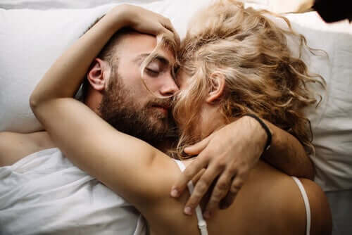 Casal abraçado na cama