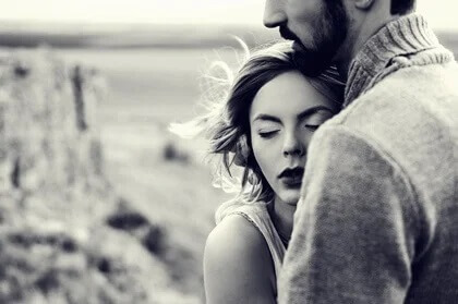 Casal abraçado no frio