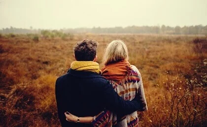 Casal unido no campo