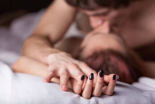 Casal se beijando na cama