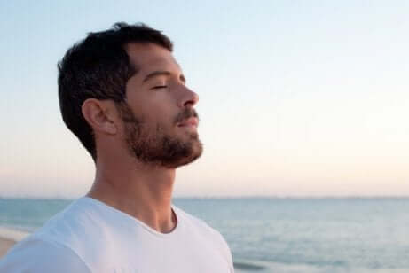 Homem respirando profundamente