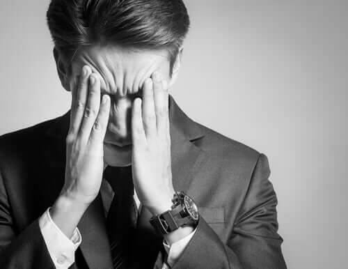 Homem preocupado e nervoso