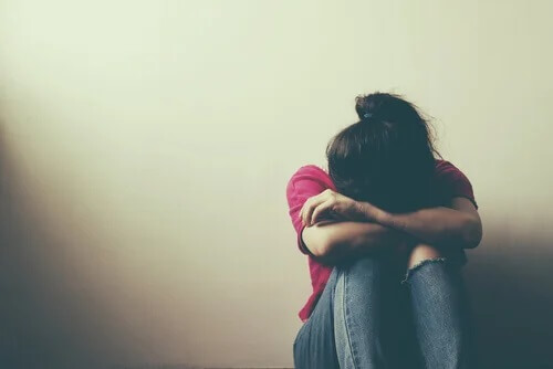 Mulher triste com a cabeça baixa