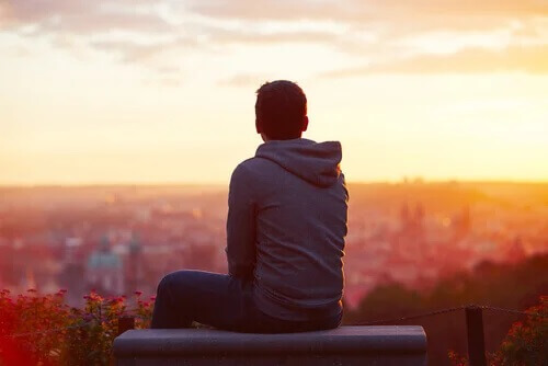 Jovem vendo o pôr do sol