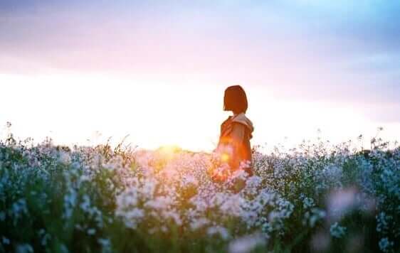 Mulher passeando no campo