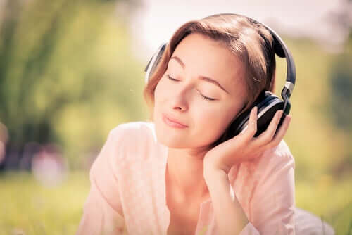Mulher ouvindo música