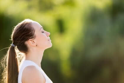 Mulher respirando e meditando