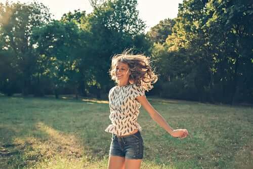 Mulher feliz e sorridente