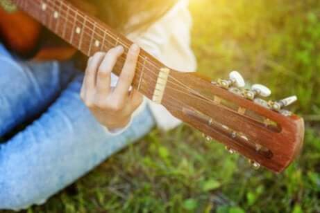 Pessoa tocando violão
