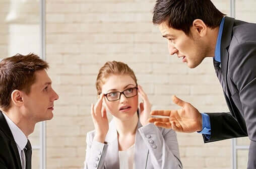 Pessoas agressivas e competitivas no trabalho