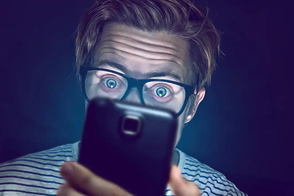 Homem checando celular