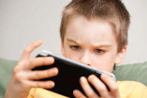 Menino jogando videogame