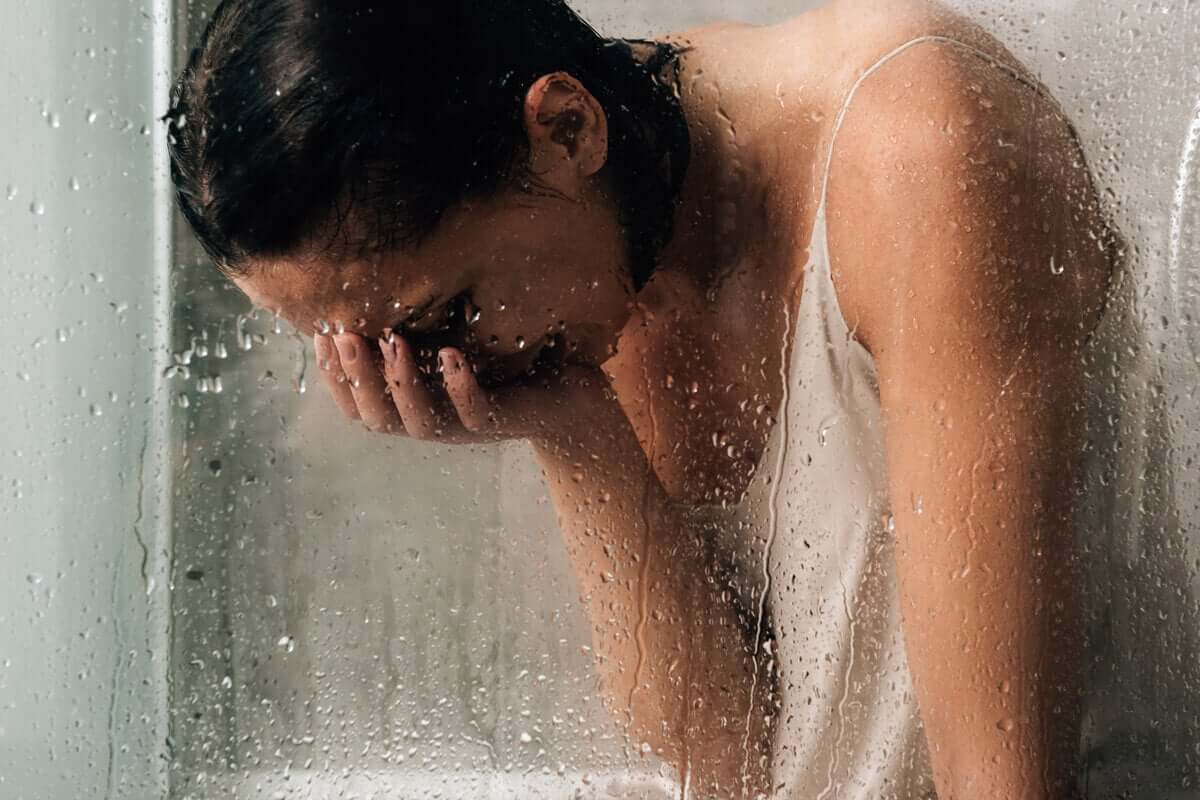 Mulher chorando no chuveiro