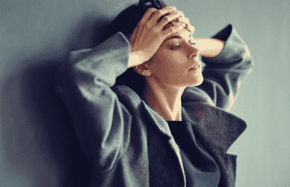 Mulher preocupada e ansiosa