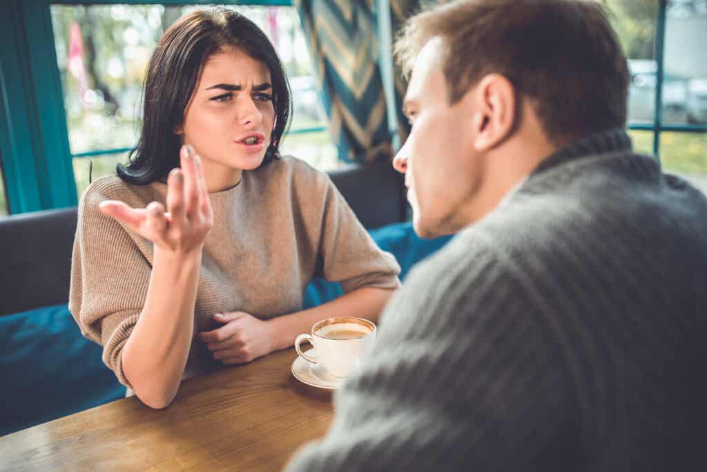 Amigos conversando sem assertividade