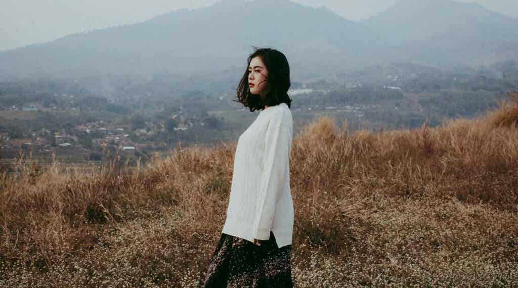 Mulher no campo sozinha