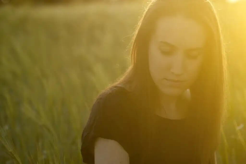 Mulher sob a luz do sol