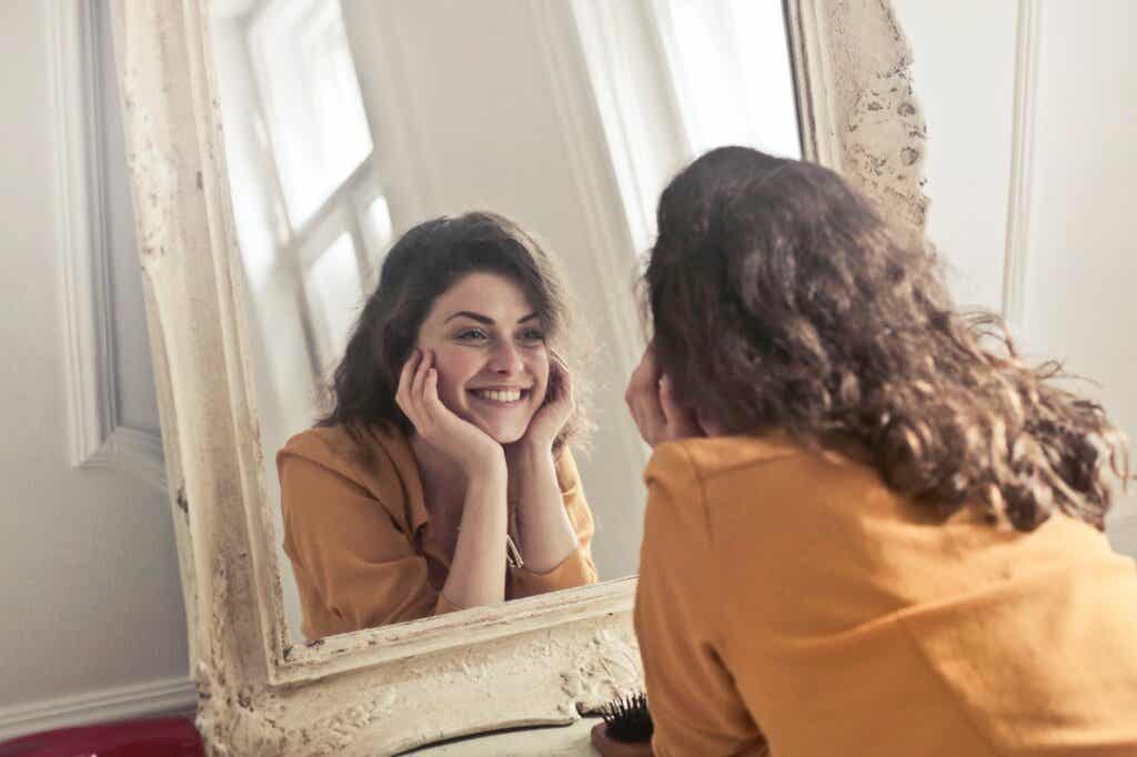 Mulher sorrindo para o espelho