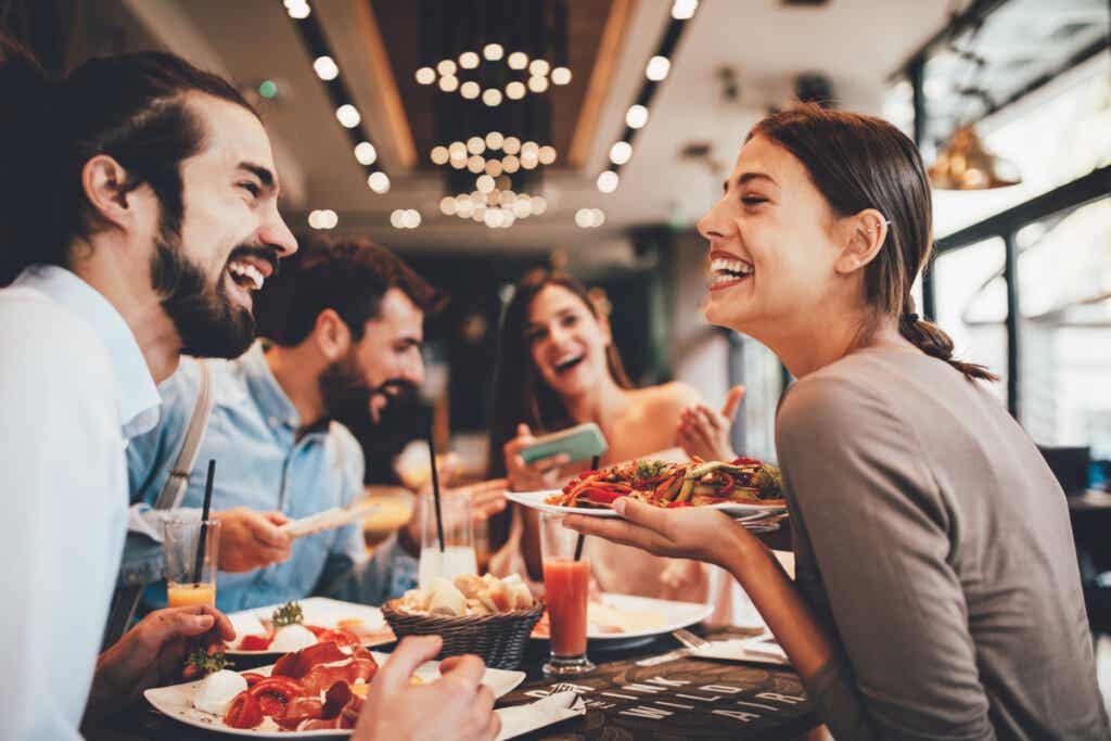 Amigos comendo em restaurante