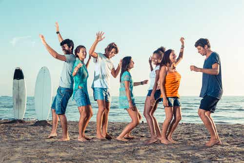 Amigos dançando na praia