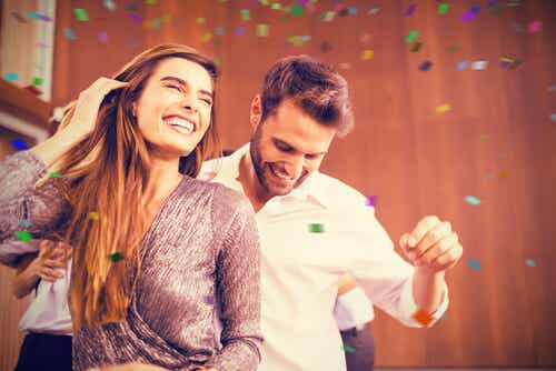 Casal dançando em festa