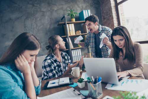 Colegas de trabalho discutindo