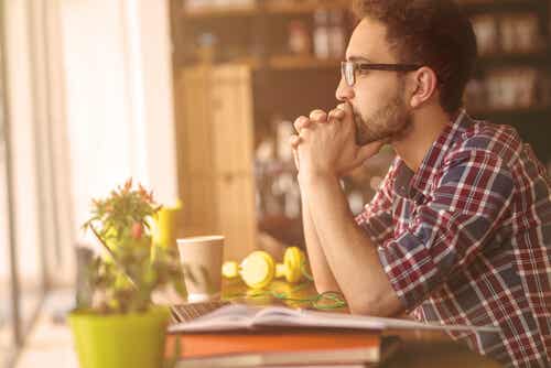 Jovem pensando sozinho