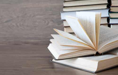 Livro com páginas abertas