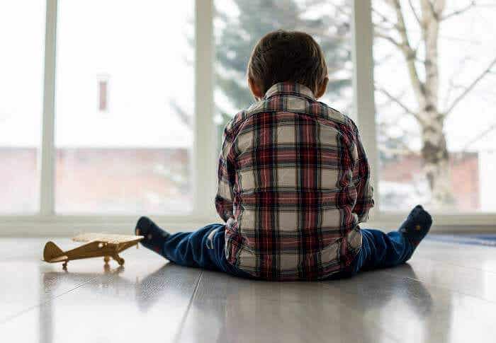 Menino com pais emocionalmente indisponíveis