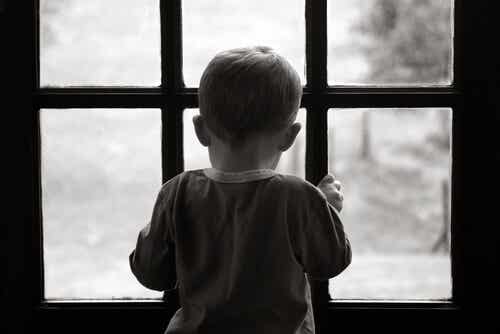 Criança em janela