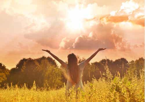 Mulher de braços abertos