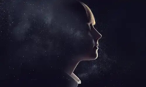 Mulher de olhos fechados