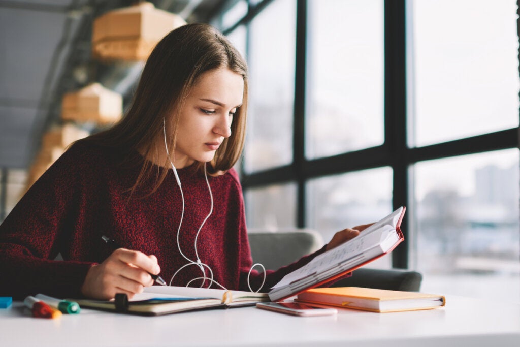 Ouvir música ao estudar é benéfico?