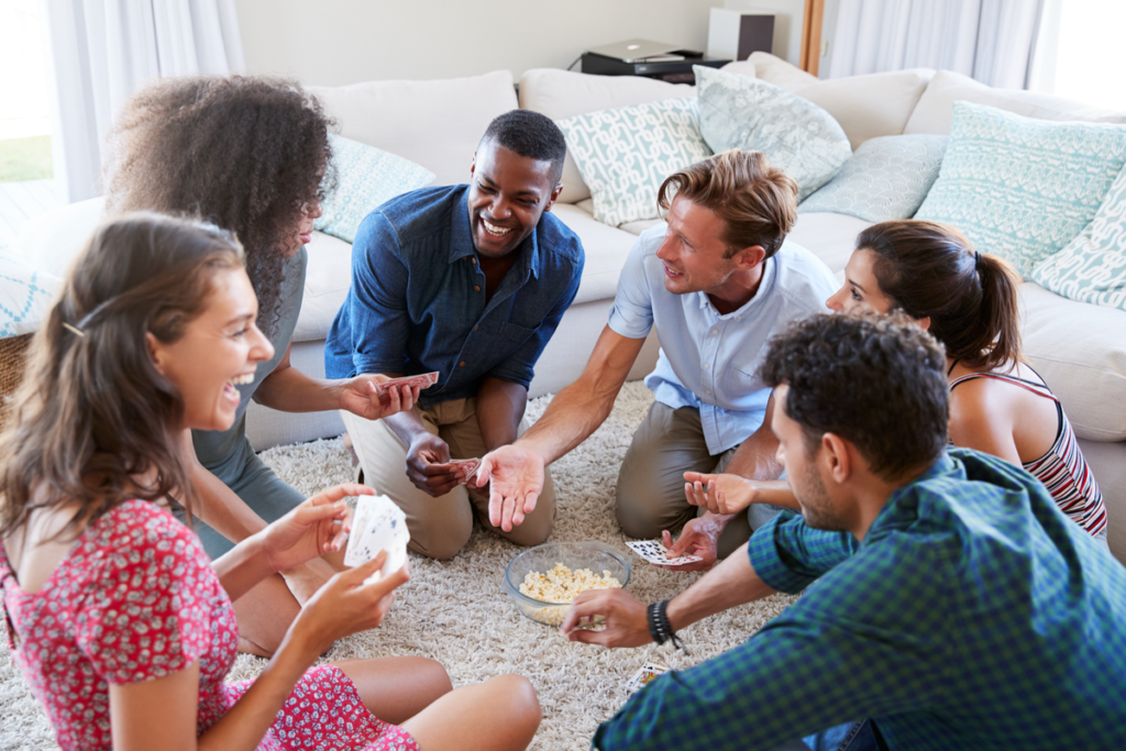 Grupo de amigos jogando jogos em casa