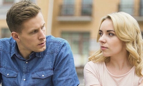 A relação entre pessoas narcisistas e pessoas complacentes