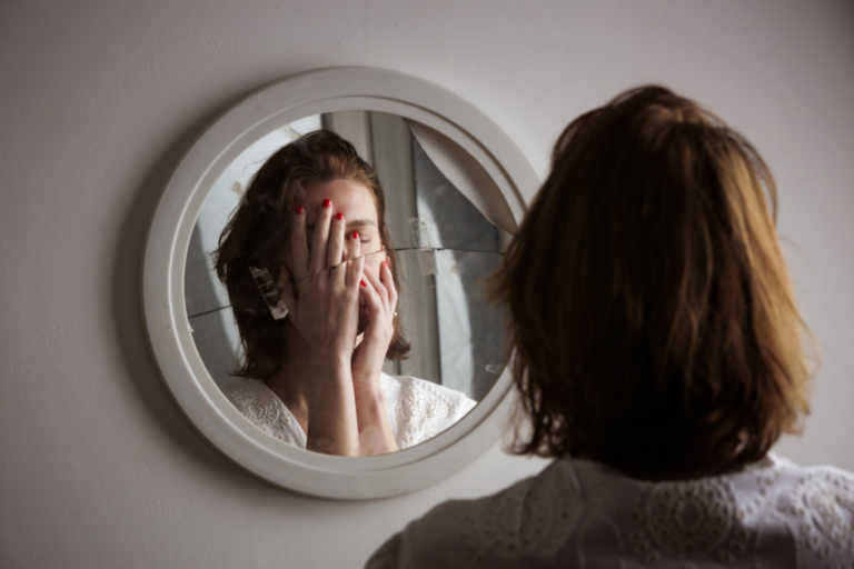 Eisoptrofobia, o medo de se ver refletido em um espelho