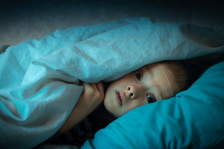Meu filho tem medo de dormir sozinho: o que devo fazer?