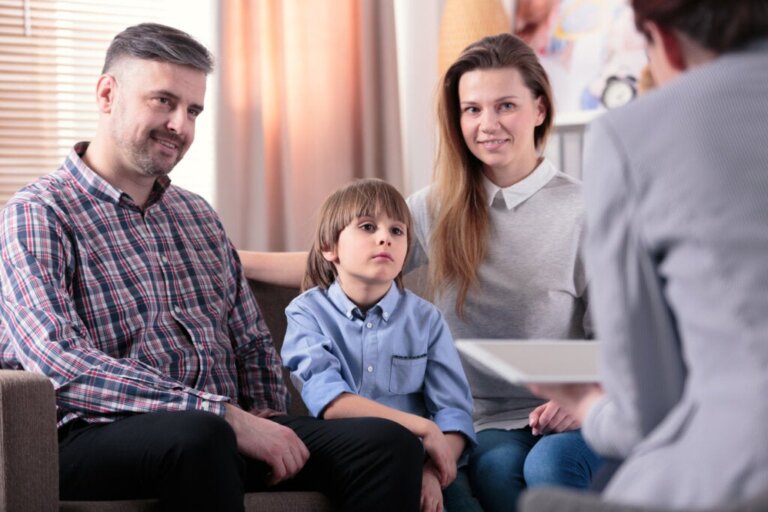 Terapia de interação pais-filhos para problemas de comportamento na infância