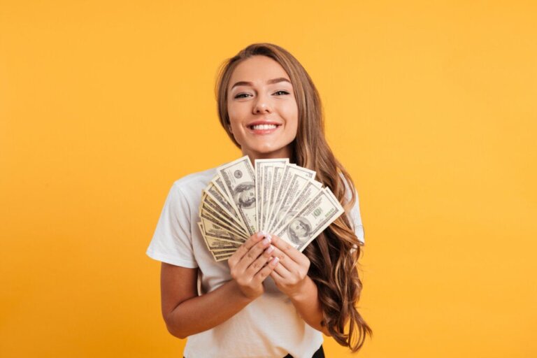 A relação entre dinheiro e felicidade, de acordo com a ciência